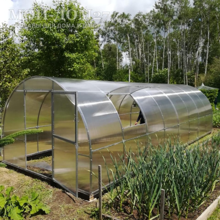 Теплица Сибирская Усиленная 8 метров с поликарбонатом | Мой-Дом27 | Каркас изготовлен из оцинкованной замкнутой трубы 20*20 мм.<br>
 Ширина - 3&nbsp;метра. Высота - 2,1 метра. Длина 8&nbsp;метров.&nbsp;<br>
 Выдерживаемая снеговая нагрузка - 100 кг/м2. Выдерживаемая ветровая нагрузка - до 15 м/с.<br>
 Расстояние между дугами 1 метр.&nbsp;<b>Толщина металла дуг 1,2 мм</b>.&nbsp;Ширина двери 0,96 метра.<br>